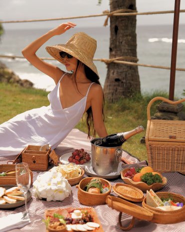 Guest with a picnic basket on the beach at Semaya Resort, Nusa Penida